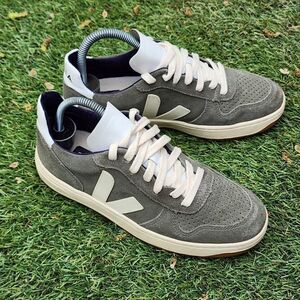 VEJA V-10 - Womens Sneakers - SIZE 6